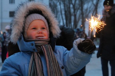 ОЗАРИЛИ ПЛОЩАДЬ НОВОГОДНИЕ ОГНИ